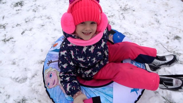 Милана катается на тюбинге. Выпал СНЕГ - идём кататься. Milana Like