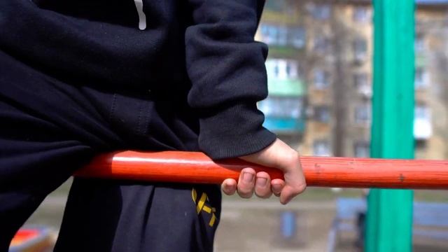 Самые простые и крутые трюки на турнике 2 часть