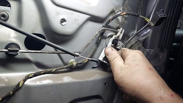 Снятие и замена замка двери шкода Skoda Octavia 2007 Removing and replacing the rear door lock