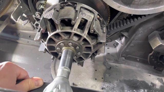 Обслуживание снегохода Ski-Doo BRP SKANDIC 550. Замена венца и бендикса.