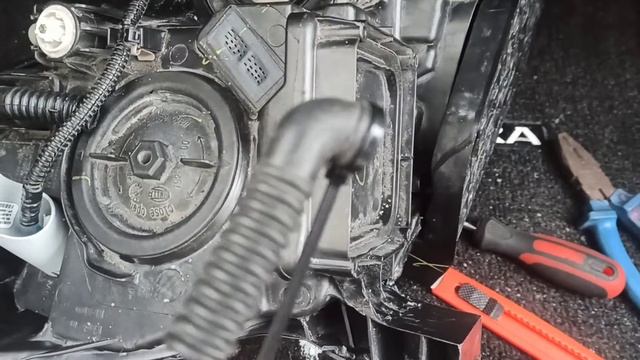 Почему потеют фары. Как исправить запотевание фар.