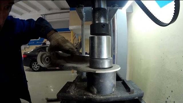 Замена сайлентблоков передних рычагов Рено Меган2