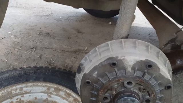 Сняли авто с ручного стояночного тормоза и у вас заклинило колесо что делать?