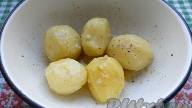 Отварная картошка, запечённая в духовке с чесноком