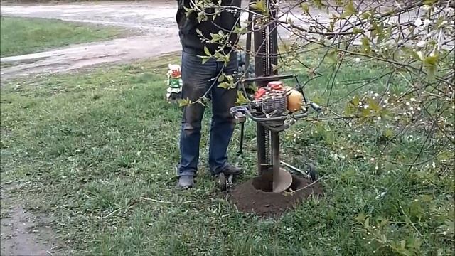 ручной мотобур со стойкой для облегчения процесса бурения