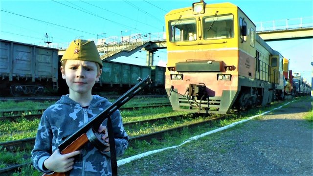 Макс идет смотреть поезда - Видео про поезда и железную дорогу для детей.