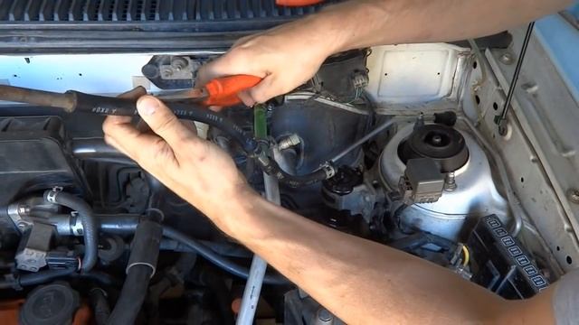Как проверить  давление топливного насоса на Mazda Demio