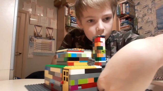Двухэтажный домик-головоломка из LEGO