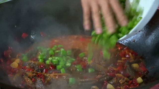 小雨做大蒜燒耙泥鰍， 外酥里嫩一抿就化，一口一個吃著太爽了【市民朱小雨】