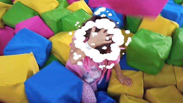 Mia and her mom are playing. Мия с мамой играют. Бой подушками в игровом центре. Wow Mia.