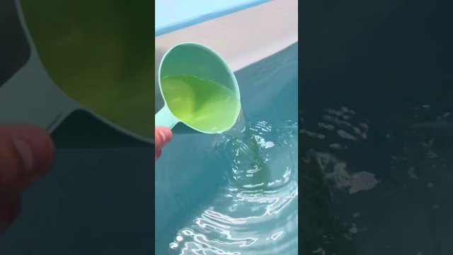 Добавление хлора в бассейн вручную