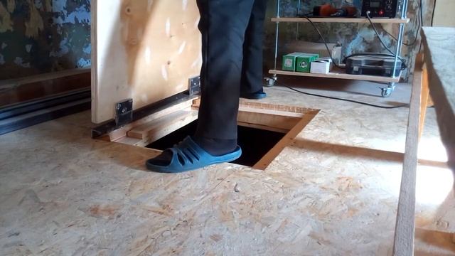 Самодельный напольный люк со скрытыми петлями
