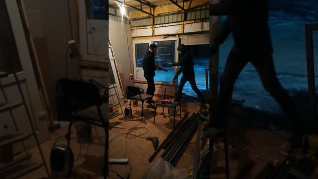 Психанул, разбил окно на работе