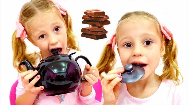 Настя и Стейси играют со съедобной косметикой
