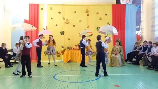 Праздник осени. Танец "Дождик капает по лужам"