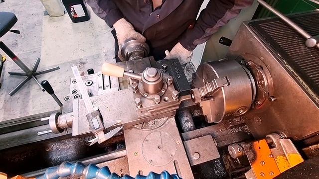 Как продолбить шпон паз на токарном станке.