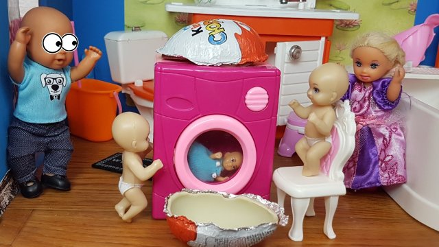 КАТЯ И МАКС НЯНЬКИ!? КТО МЕНЯЕТ ПАМПЕРС? Веселая семейка смешной сериал живые куклы Барби Даринелка