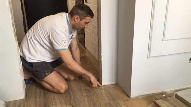 Переход ламината из комнаты в комнату без порогов. Лайфхак