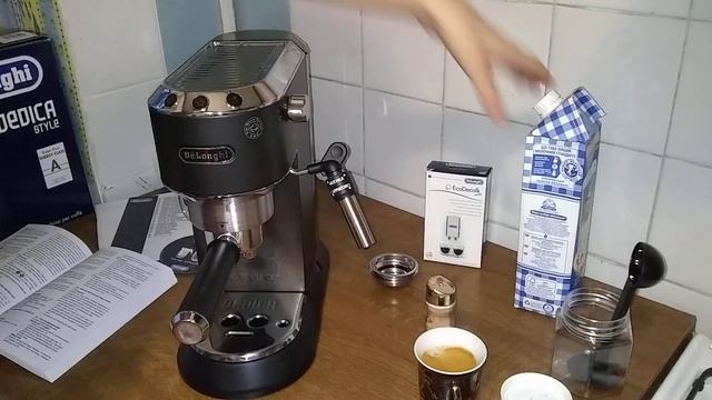 Готовим капучино - взбиваем молоко в пенку в кофеварке Delonghi 685