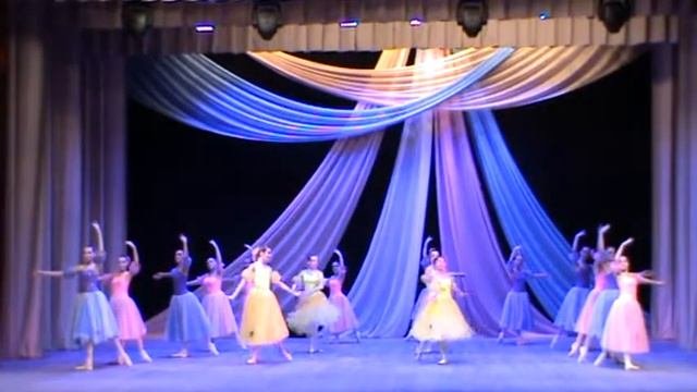 Большой вальс исполняют уч-ся хореографического отделения Школы искусств №1 г.Усть-ИЛимск