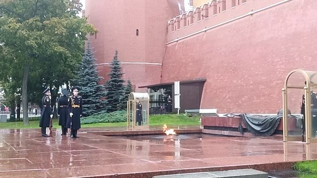 Смена Почетного караула у Вечного огня на могиле Неизвестного солдата в Москве.