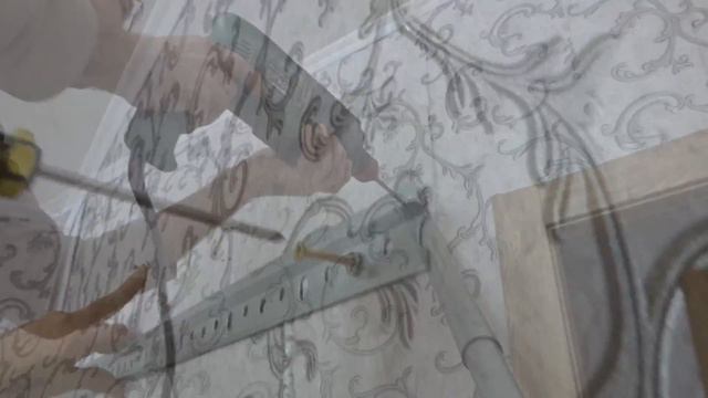 Навешивание шкафов с помощью навесной шины и универсального крепежа