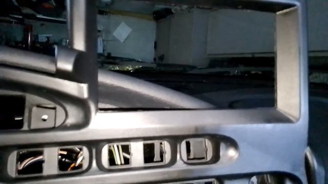 Установка накладки панели с рамкой мультимедиа в Ниве Тревел и установка в неё навигатора