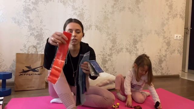 Фитнес дома?️♀️ ? Приобрела  фитнесс аксессуары для дома  ? Мама и дочка тренируются ??️♀️?