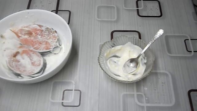 Рецепт вкусного стейка из лосося. Лосось запеченный в духовке со сметаной и зеленью.