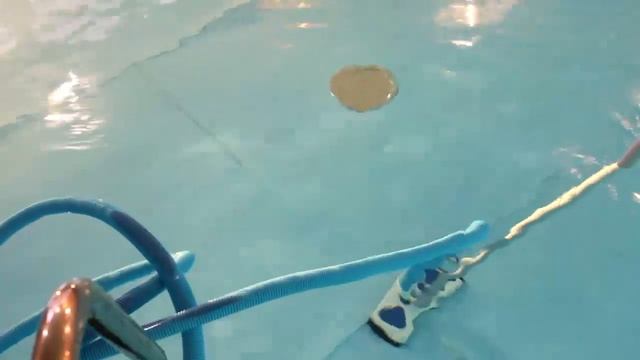 Уборка бассейна. Донный пылесос. Как правильно пылесосить частный бассейн - АквамастерБел