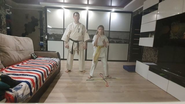 Обучение базовой технике Синкиокусинкай каратэ, идо гейко на месте. Стойка Санчин-дачи.