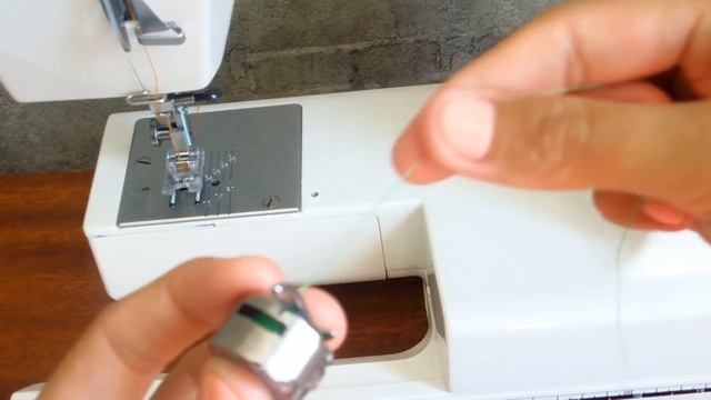 Как заправить шпульную нить в машинку Janome.