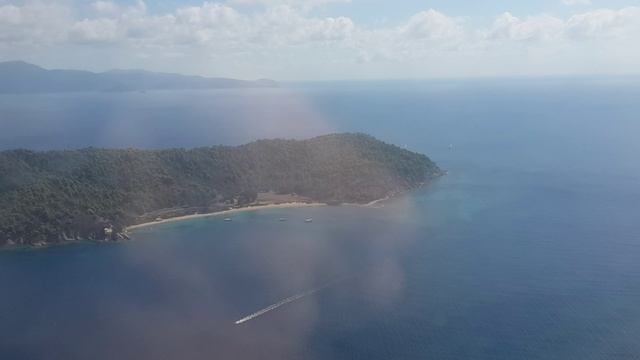 Посадка самолета в аэропорт на острове Скиатос(Греция). Взгляд изнутри салона самолета.