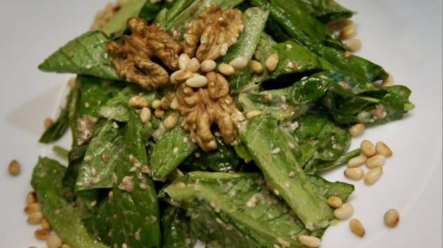 Салат Ромэн с ореховым соусом и шпинатом . Божественный и постный .