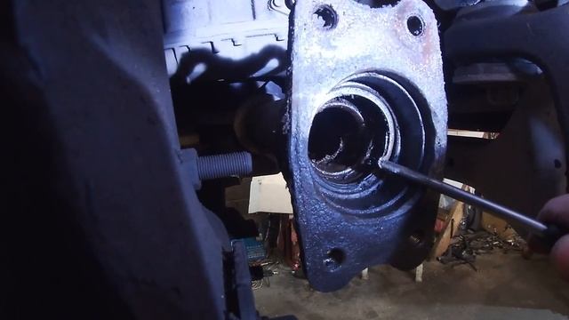 Замена полуоси, извлекаем обечайку подшипника SsangYong Kyron Actyon Rexton