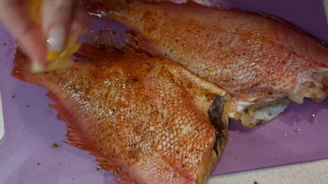 Морской окунь запеченный в духовке. Простой и быстрый рецепт приготовления сочной рыбы.