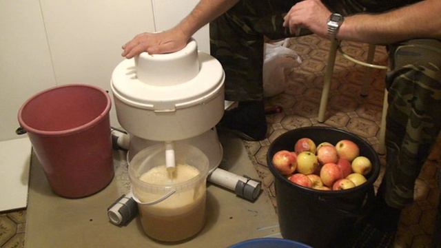 Соковыжималка Салют. 20 минут - 10-12 литров сока