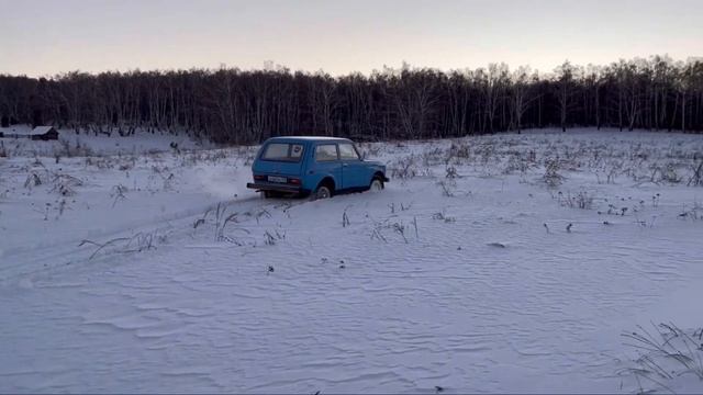 Нива по снегу❄️ Ваз 2121 на ВЛИ-10 с прицепом зимой.