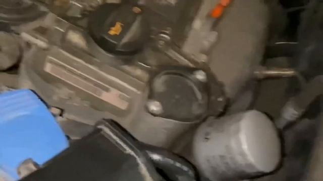 Звук неисправного обводного ролика VW Jetta VI и замена за 5 минут во дворе