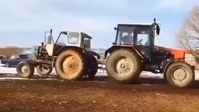 ЮМЗ 6 тягне МТЗ 952.2 ЮМЗ на стероїдах Трактор ЮМЗ проти МТЗ