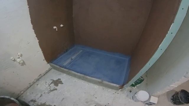 Гидроизоляция душевого поддона в ванной комнате. Гидроизоляция стен душевой кабинки.