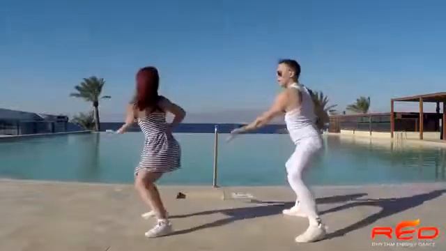 Красивый танец зумба, который подарит вам летнее настроение!