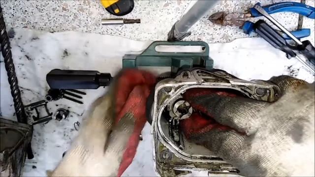 Перфоратор Hitachi трещит но не крутит.