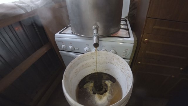 перетопка старых рамок на воскотопке - получаем чистый воск.mp4