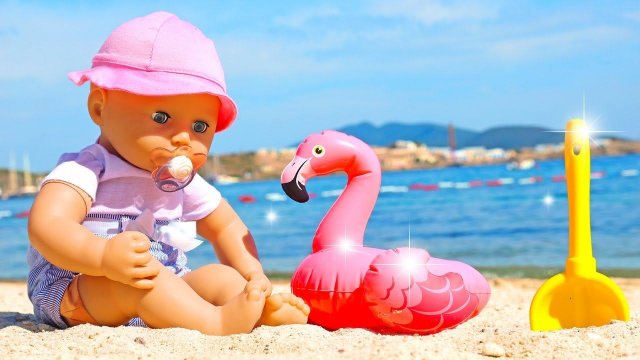 Кукла БЕБИ АНАБЕЛЬ играет на Пляже! Пупсик Baby Doll и игрушки для детей. Весёлые игры с песком