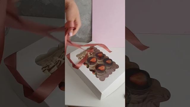 Как перевязать коробку с тортом атласной лентой