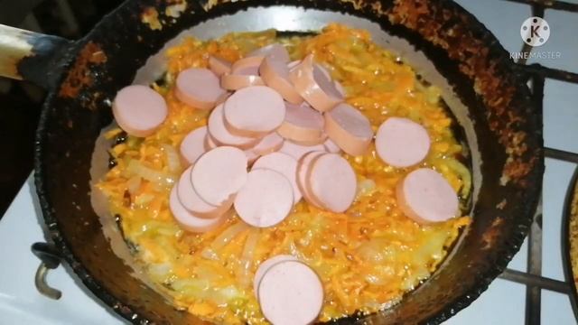 Жареная капуста с сосисками.