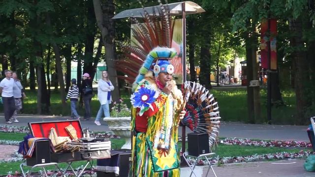 Индейцы поют и танцуют