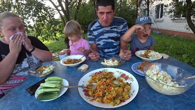 мукбанг на улице, плов и вкусный салат