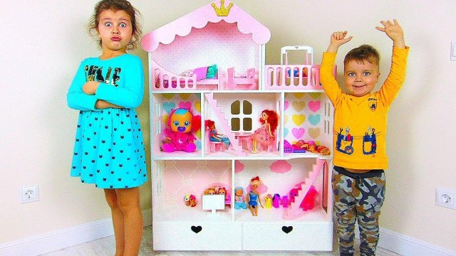 Милана и папа играют с домиком для кукол